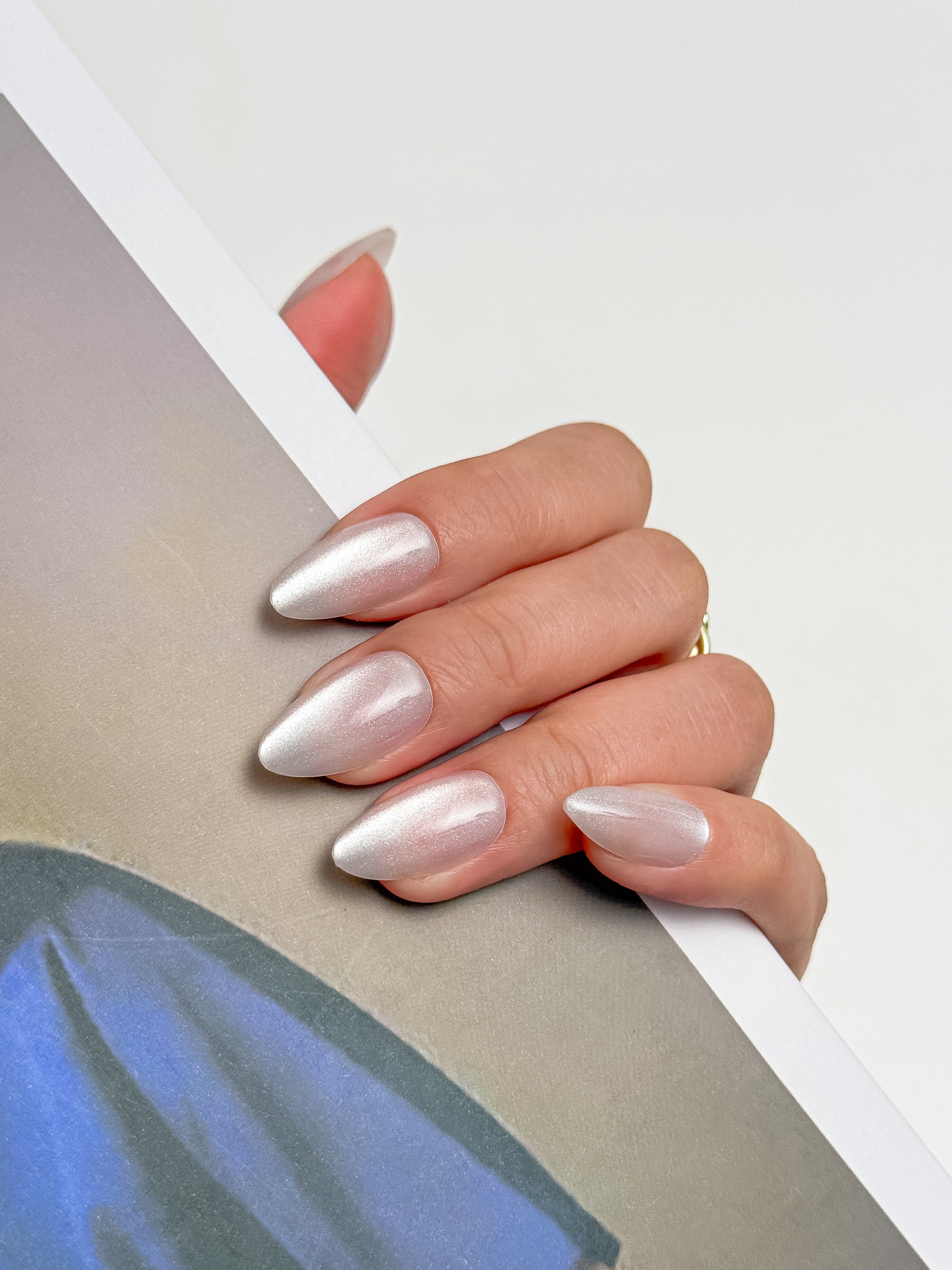 Opal Veil | Salon Quality Press-on Nails Kit - Short Almond White Cat-Eye