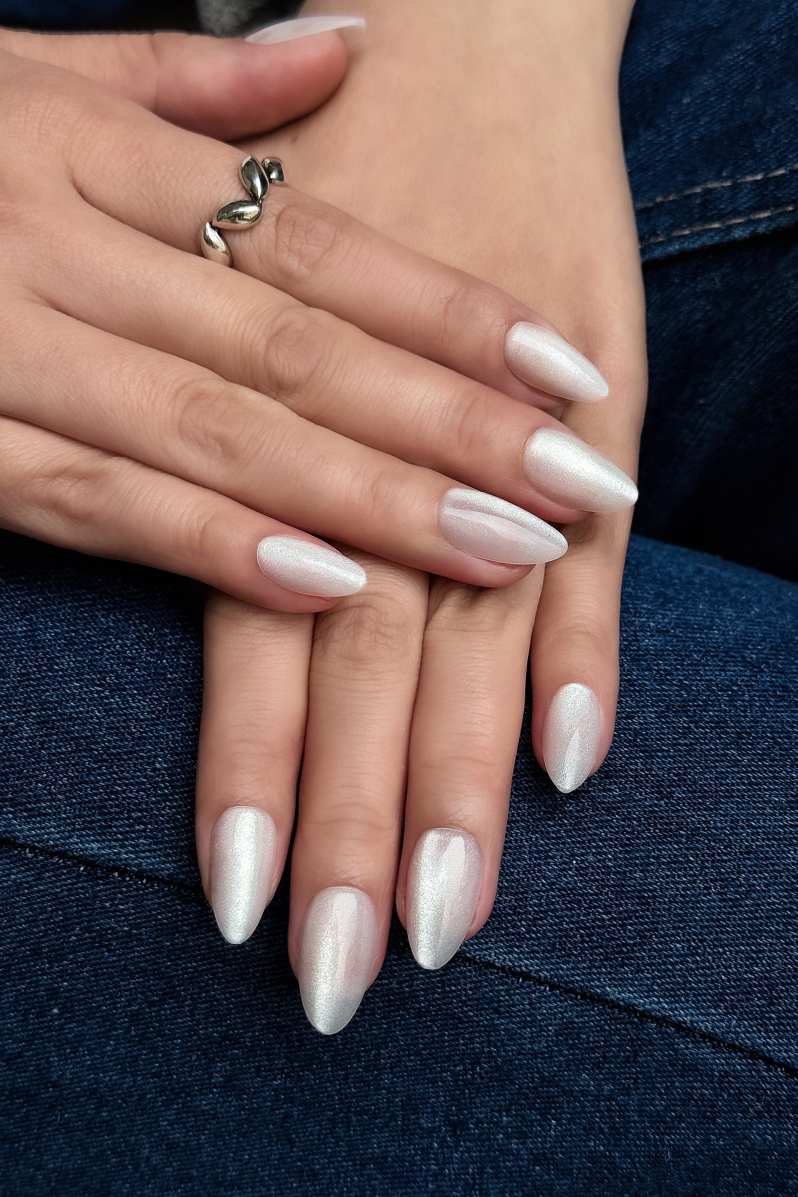 Salon Quality Press-on Nails Kit - Short Almond White Cat-Eye