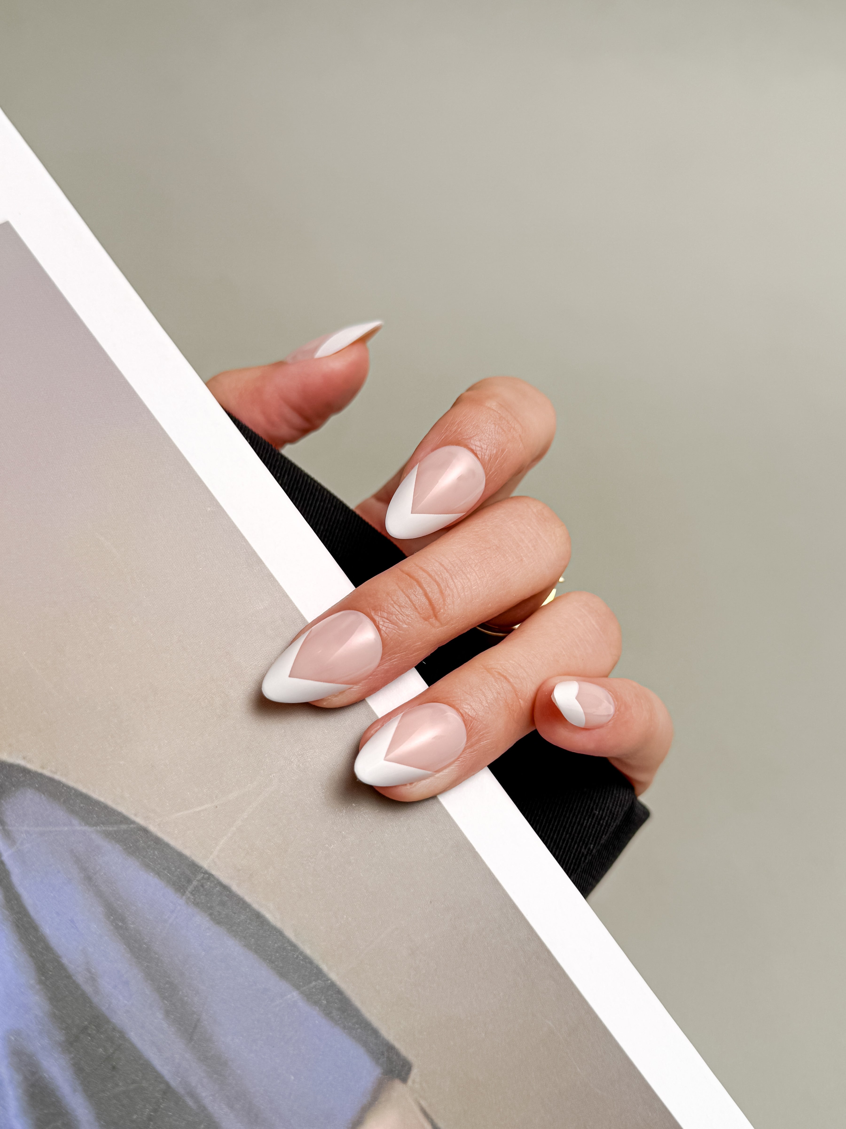 Vivid V | Salon Quality Press-on Nails Kit - Short Almond White French V-Tip