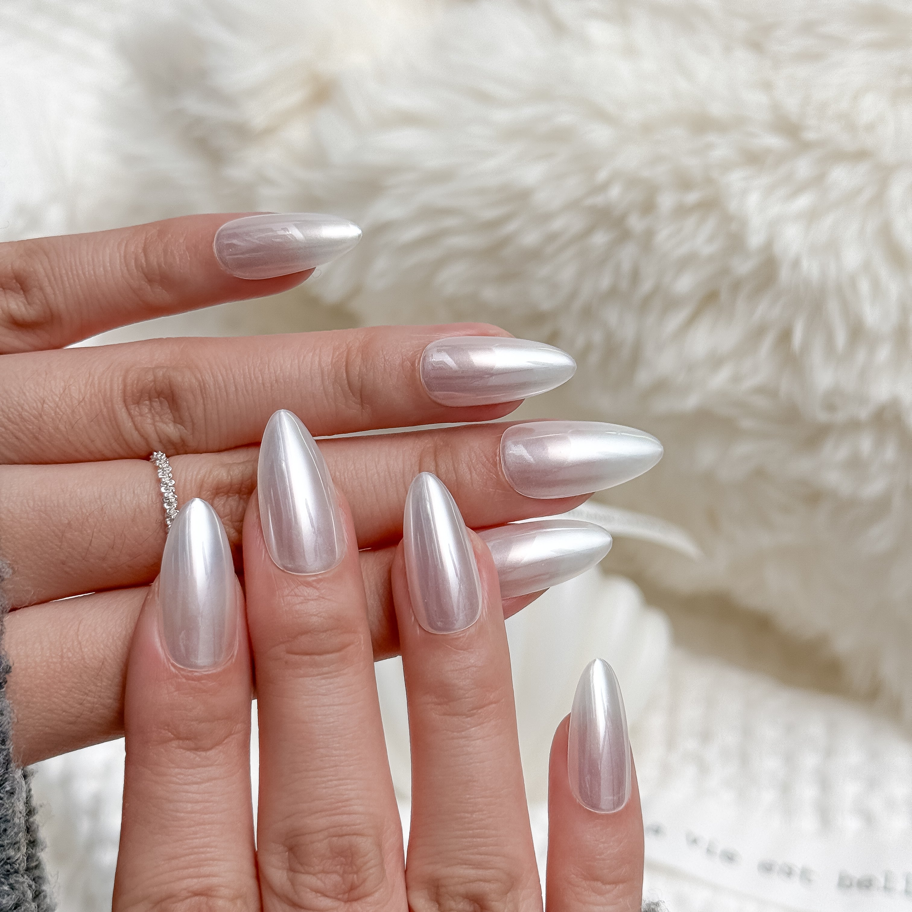 Lunar Glow | Salon Quality Press-on Nails Kit - Medium Almond White Chrome